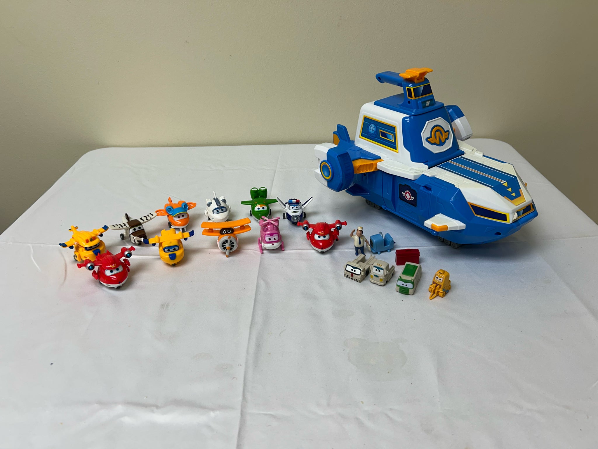 Super Wings World Aircraft Playset with 2" World Airport Crew Figurines