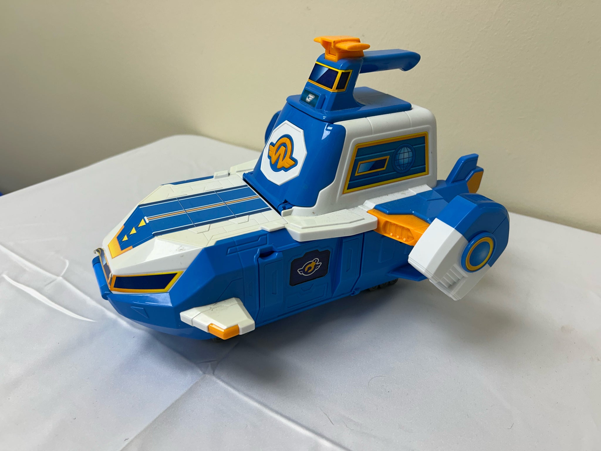 Super Wings World Aircraft Playset with 2" World Airport Crew Figurines